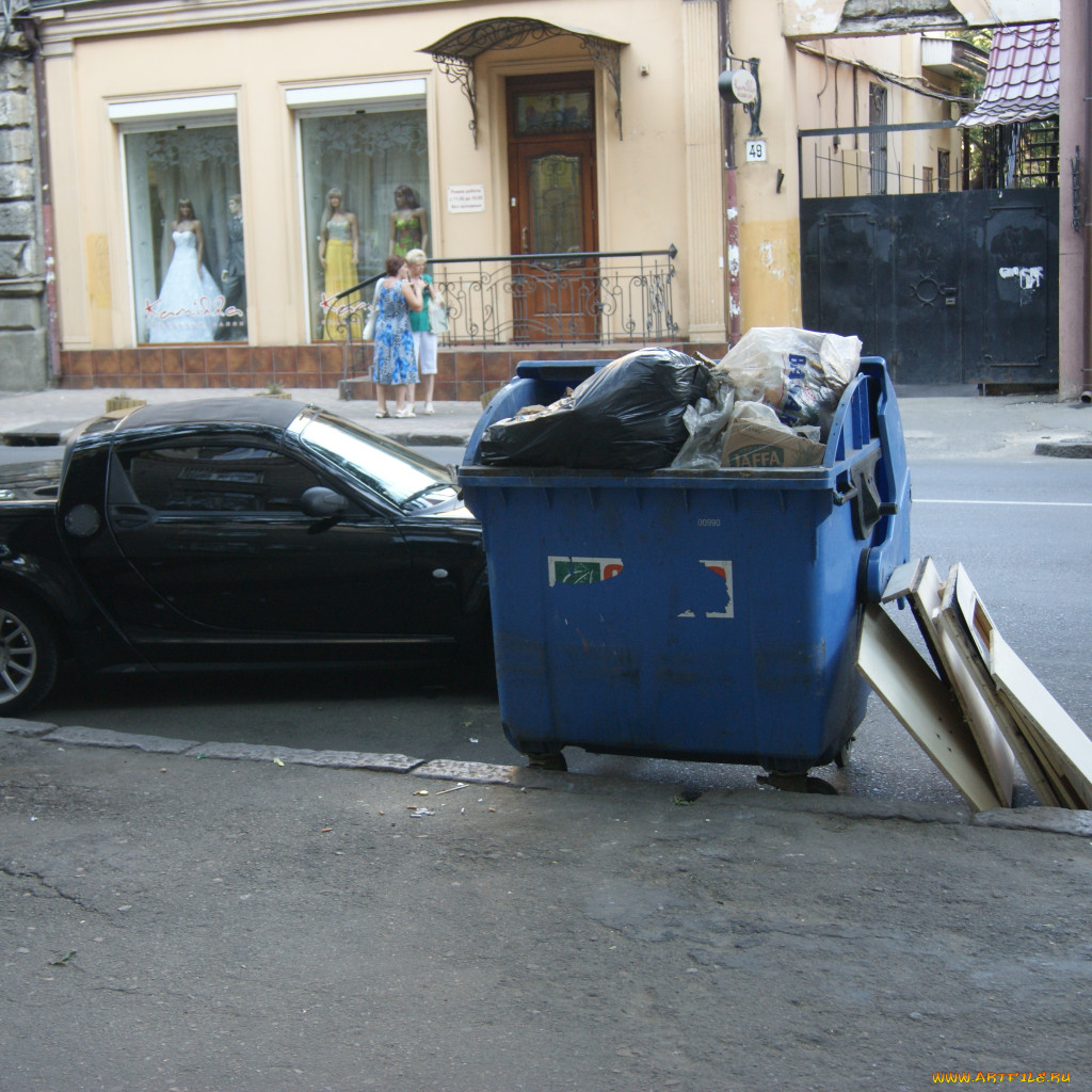 Обои Автомобиль и деревяшки не поместились в контейнер Юмор и Приколы ,  обои для рабочего стола, фотографии автомобиль, деревяшки, не, поместились,  контейнер, юмор, приколы, дома, женщины, улица, мусорный Обои для рабочего  стола,